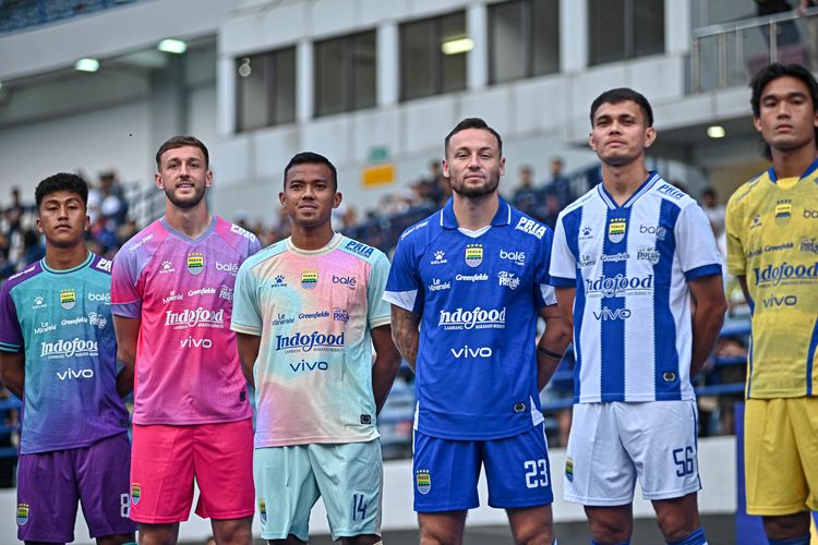 Persib Bandung meluncurkan jersey terbaru mereka pada Sabtu (2/8/2025) di Stadion Gelora Bandung Lautan Api (GBLA), untuk berkompetisi di Super League 2025-2026.