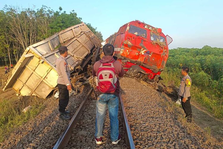Kondisi kecelakaan kereta api penumpang dengan truk tebu di Lampung Utara, Selasa (18/7/2023) siang.