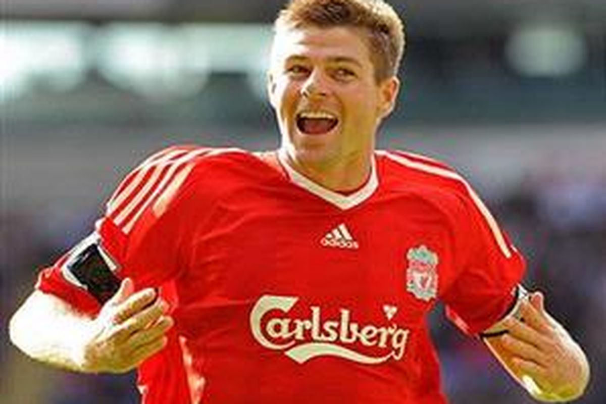 Steven Gerrard merayakan gol penentu kemenangan Liverpool atas Bolton Wanderers dalam laga lanjutan Liga Inggris, Sabtu (29/8). Liverpool menang 3-2.