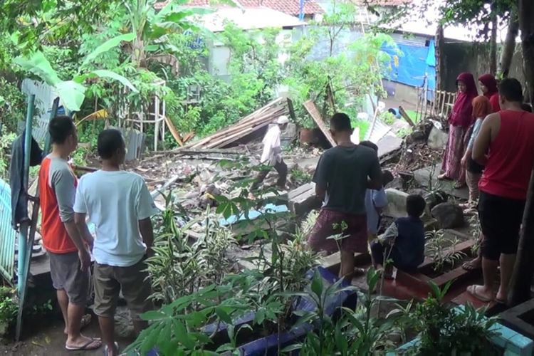 Sejumlah warga mendatangi lokasi Tempat Pemakaman Umum (TPU) yang longsor di RT 05 RW 12, Kelurahan Cikaret, Kecamatan Bogor Selatan, Kota Bogor, Senin (12/11/2018). Dalam peristiwa itu, tiga jenazah yang berada di dalam makam juga ikut hilang.