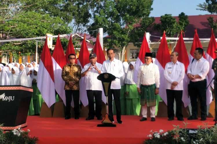 Presiden Joko Widodo meresmikan renovasi gedung MTSn 3 Pekanbaru, Riau, Jumat (21/2/2020)