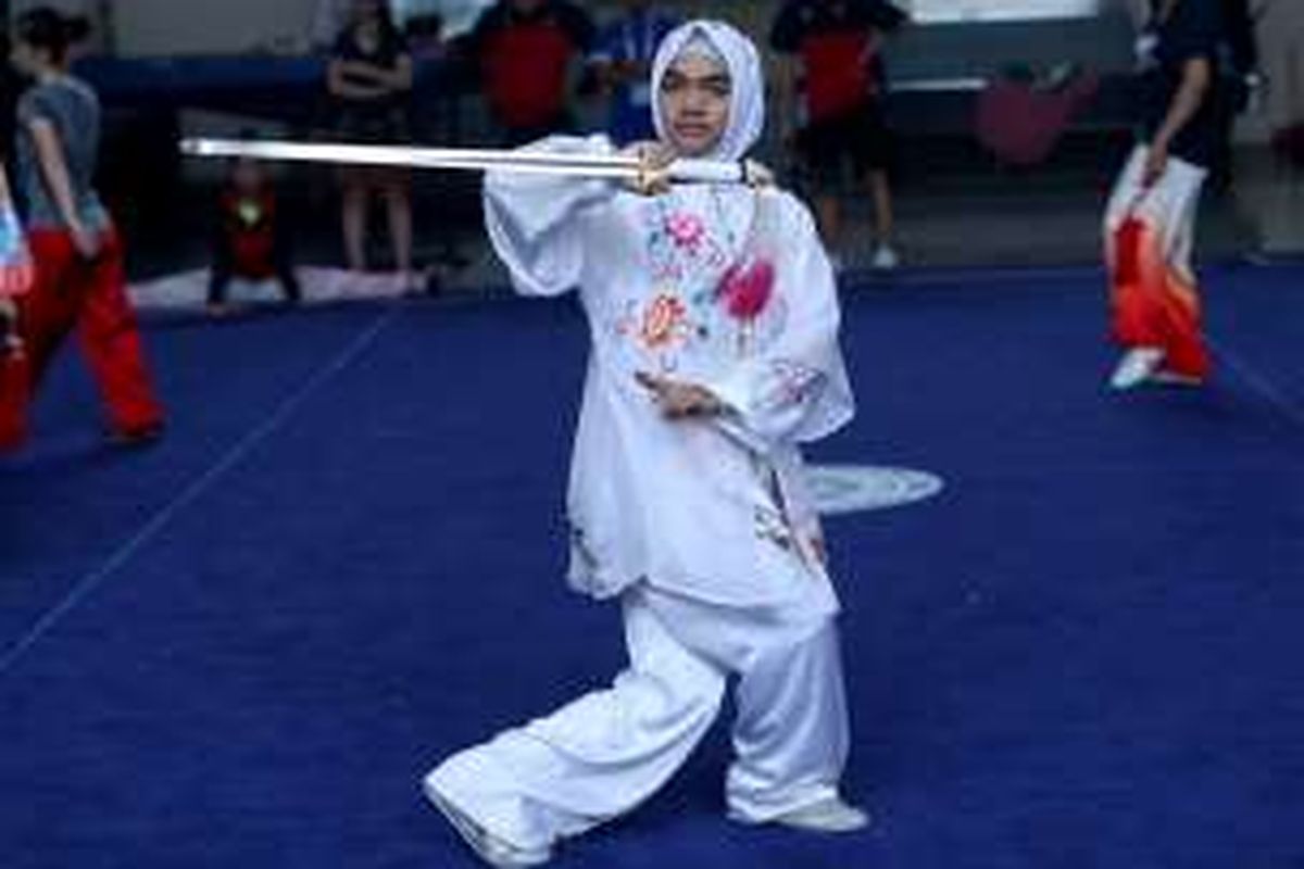 Atlet wushu putri Kalimantan Utara, Tsania Arifianti melakukan pemanasan sebelum bertanding pada PON XIX nomor Taijijian di GOR Pajajaran, Bandung, Senin (19/9/2016).  Ia meraih medali perunggu PON XIX dengan poin nilai 9,32. 