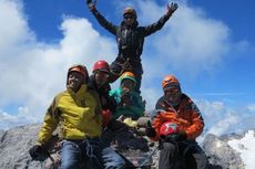 Pentingkah Pemandu Pendakian Saat Mendaki Gunung Carstensz di Papua?