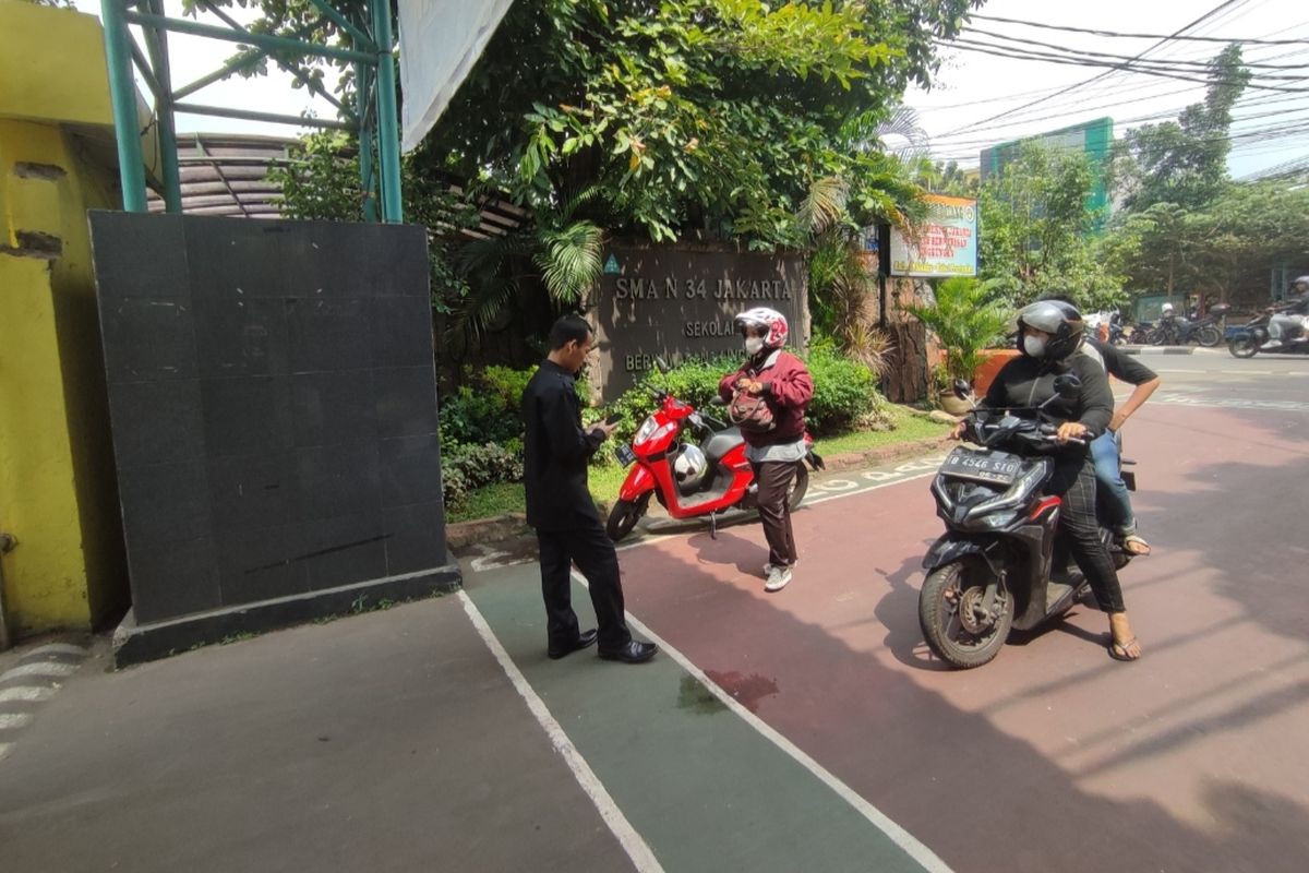 Kebakaran yang melanda kelas di lantai 3 Sekolah Menengah Atas (SMA) Negeri 34, Pondok Labu, Cilandak, Jakarta Selatan, Senin (31/10/2022) pagi, menimbulkan kekhawatiran orangtua murid.