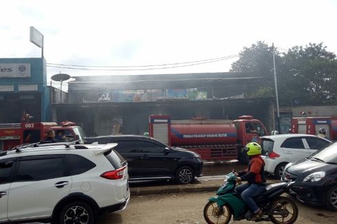Atasi Kebakaran Ruko di Pamulang, Damkar Turunkan 18 Unit Mobil Pemadam