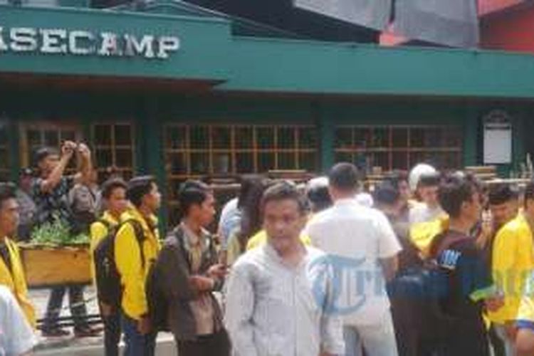 Aksi massa di depan Basecamp Cafe Tanjung Pinang terkait penjualan miras untuk pelajar, Selasa (4/10/2016) 