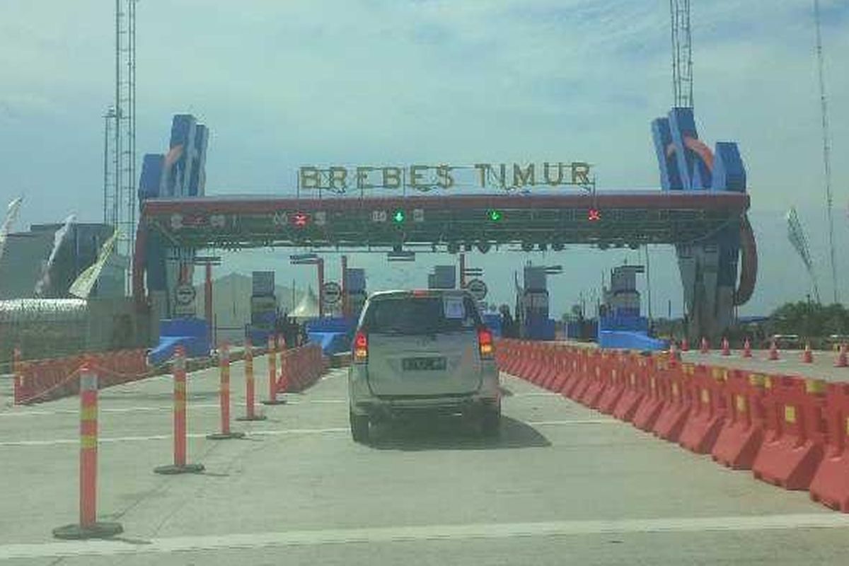 Gerbang Tol Brebes Timur di Tol Pejagan-Brebes Timur. Gambar diambil pada Kamis, (16/6/2016).