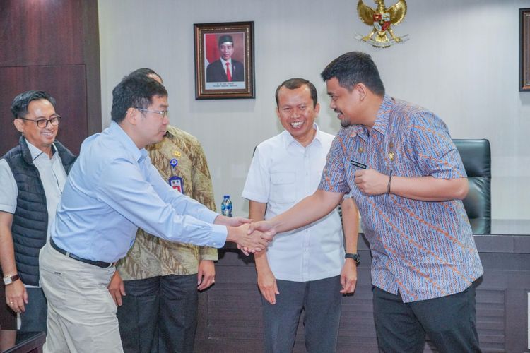 Wali Kota Medan Bobby Nasution saat menerima kunjungan Direktur Angkutan Jalan Direktorat Jenderal (Ditjen) Perhubungan Darat (Hubdat) Kemenhub Suharto di Balai Kota Medan, Kamis (7/9/2023).

