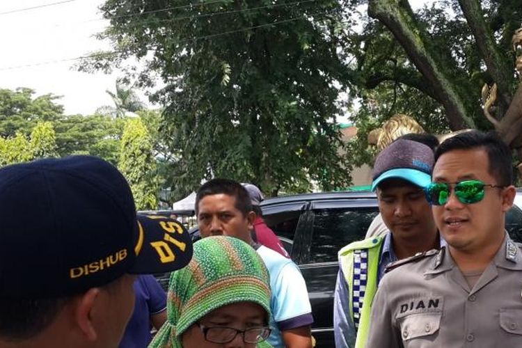 Seorang pengemudi taksi online saat diamankan petugas Dinas Perhubungan Kota Malang dan polisi di Stasiun Kota Malang, Senin (13/3/2017)