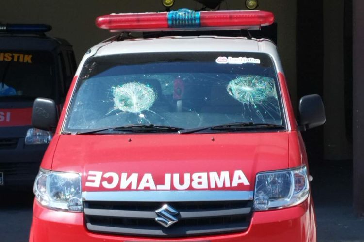Mobil ambulans RSUD Sampang, Jawa Timur, dirusak orang tak dikenal pada 25 Mei 2023