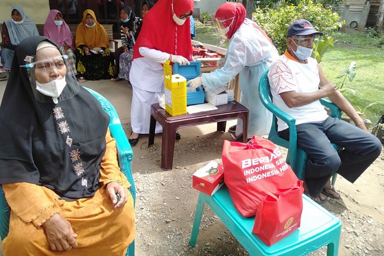 Bukhari (bertopi), warga desa Bueng Bak Jok, Kecamatan Kuta Baro, Kabupaten Aceh Besar, mengikuti vaksinasi dari pintu ke pintu, Kamis (16/9/2021).