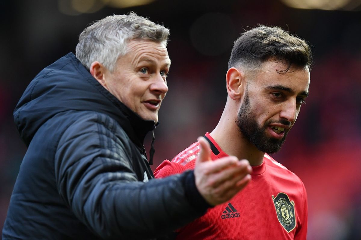 Gelandang Manchester United Bruno Fernandes (kanan) dan manajer Manchester United Ole Gunnar Solskjaer (kiri) bereaksi ketika mereka meninggalkan lapangan pada akhir pertandingan sepak bola Liga Inggris antara Manchester United dan Watford di Old Trafford di Manchester, Inggris, pada 23 Februari , 2020.