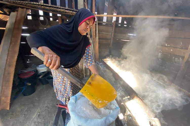 Kisah Hamidah, Petani Garam Aceh Bertahan di Tengah Lahan Rusak dan Untung Tipis