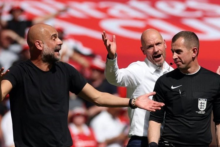 Pelatih Man City, Pep Guardiola, dan juru racik Man United, Erik ten Hag, bereksi kepada Peter Bankes dalam final Piala FA yang mempertemukan Man City vs Man United di Stadion Wembley pada 3 Juni 2023. Terkini, Pep Guardiola akan mendampingi Man City dalam laga melawan Man United bertajuk derbi Manchester. Laga Man United vs Man City berlangsung di Stadion Old Trafford pada Minggu (29/10/2023) malam WIB. (Photo by Adrian DENNIS / AFP).