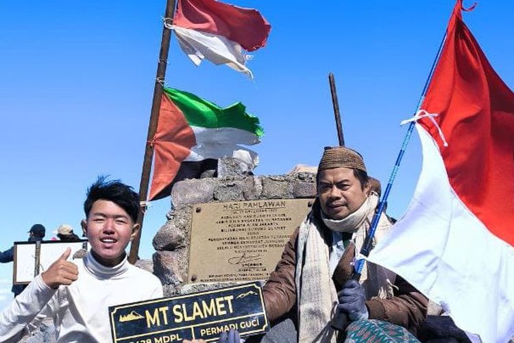 Enam santri menaklukkan Puncak Surono, titik tertinggi Gunung Slamet, sambil berzikir di atas awan dalam ekspedisi bertajuk Tadabbur Jibal Slamet.