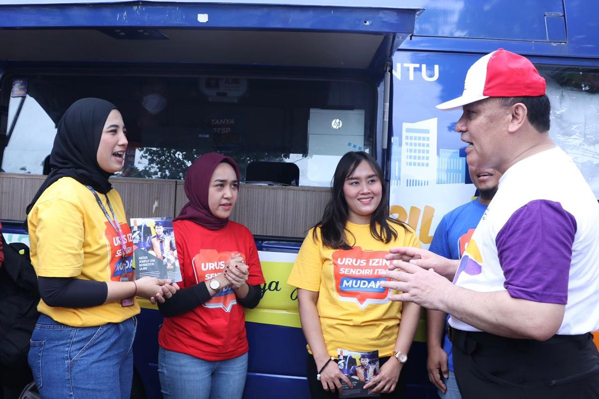 Peringati Hari Anti Korupsi se-Dunia Ketua KPK Firli Bahuri mengunjungi unit Antar Jemput Izin Bermotor (AJIB) layanan milik DPMPTSP DKI Jakarta, Senin (12/12/2022).