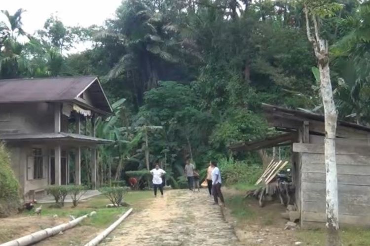 Selain listrik, warga juga mengeluhkan infrastruktur jalan. Untuk menempuh desa-desa dibutuhkan waktu berjam-jam dengan melintasi jalan setapak yang rusak parah.