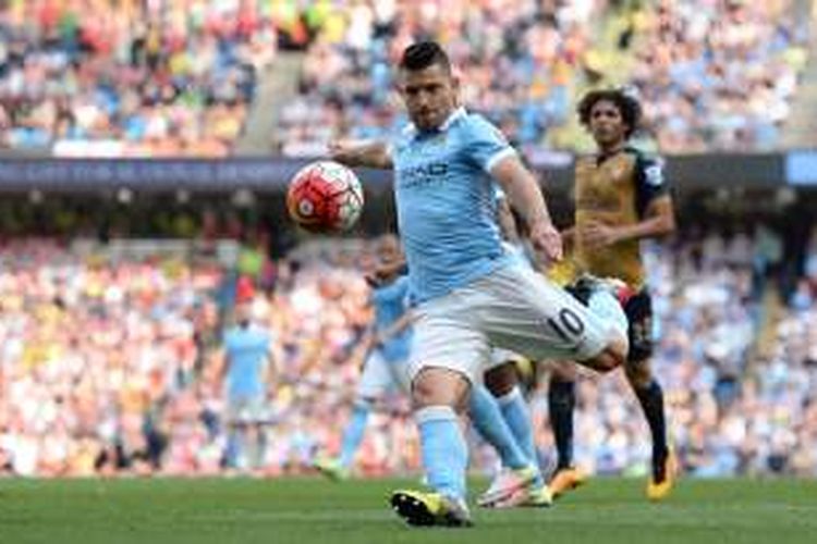 Penyerang Manchester City, Sergio Aguero, hendak menendang bola ke arah gawang, dalam lanjutan Premier League kontra Arsenal di Stadion Etihad, Minggu (9/5/2016).