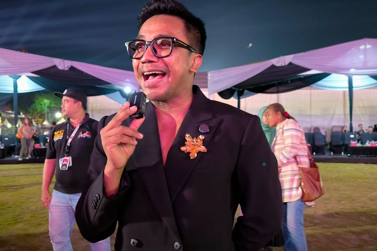 Bubah Alfiyan, Duta Jember Fashion Carnaval (JFC) dalam konferensi pers di Alun-alun Jember, Jum'at (8/8/2025).