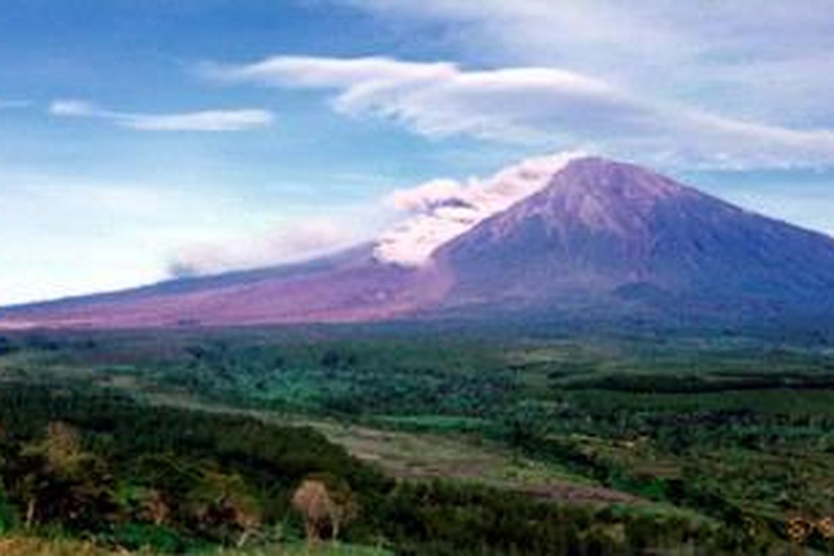 Gunung Semeru di Kabupaten Lumajang (Jawa Timur). Gambar diambil dari Pos Vulkanologi Pengamatan Gunung Semeru di Gunung Sawur (sekitar 8 km dari Semeru).