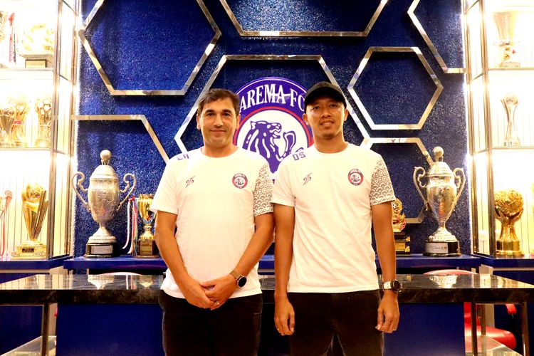 Preskon jelang laga perdana Piala Presiden 2022, Pelatih Arema FC Eduardo Almeida dan pemain Dendi Santoso di Kadang Singa Kantor Arema FC Kota Malang, Jumat (10/6/2022) siang.