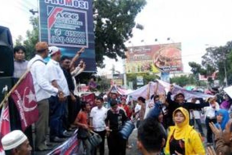 Seratusan pendukung calon presiden-wakil presiden Prabowo Subianto-Hatta Rajasa berjoget di depan Kantor KPU Sumut, Kamis (21/8/2014) siang. 