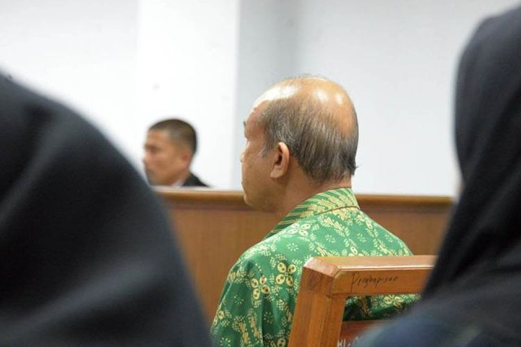 Mantan Bupati Aceh Tamiang Mursil (tengah) yang menjadi terdakwa mengikuti sidang dugaan tindak pidana korupsi di Pengadilan Tipikor pada Pengadilan Negeri Banda Aceh di Banda Aceh. 