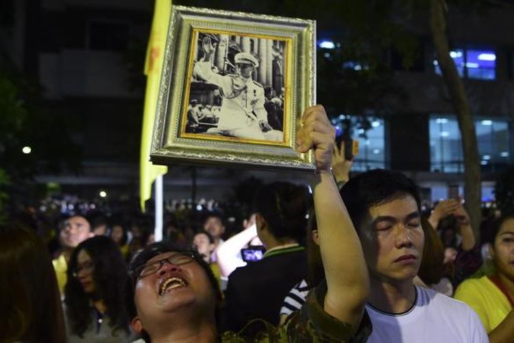 Warga berkabung di depan Rumah Sakit Siriraj, Bangkok, saat mendengar kabar wafatnya Raja Thailand Bhumibol Adulyadej, Kamis, 13 Oktober 2016. Raja Thailand Bhumibol Adulyadej dikabarkan telah meninggal dunia dalam usia 88 tahun.