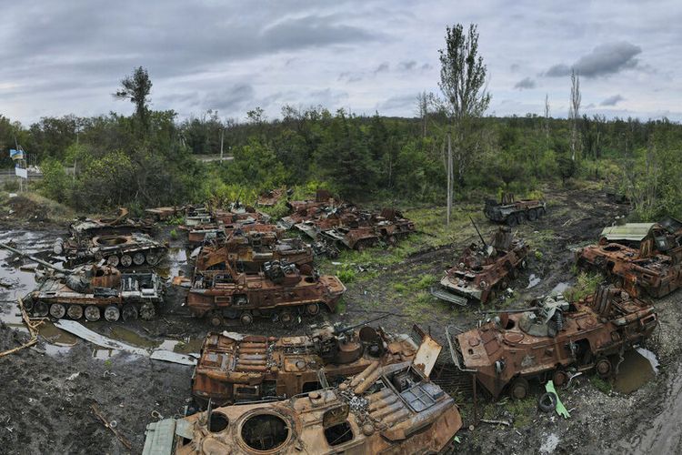 Dalam foto yang disediakan oleh militer Ukraina ini, kendaraan militer yang hancur terlihat di jalan dekat Izium, wilayah Kharkiv, Ukraina, Selasa, 13 September 2022.