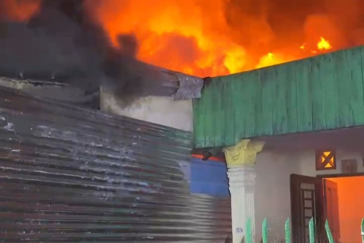 Sebanyak dua unit rumah warga terbakar di Jalan Jamin Ginting, Kecamatan Medan Baru, Kota Medan, pada Selasa (22/4/2025) dini hari. 
