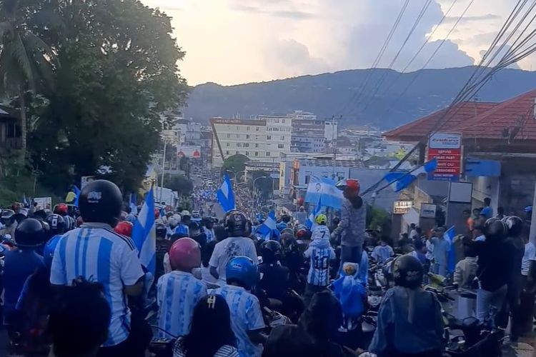 Ribuan pendukung Timnas Argentina menggelar pawai kemenangan di Jalan Jenderal Sudirman Ambon, Minggu pagi (4/12/2022)