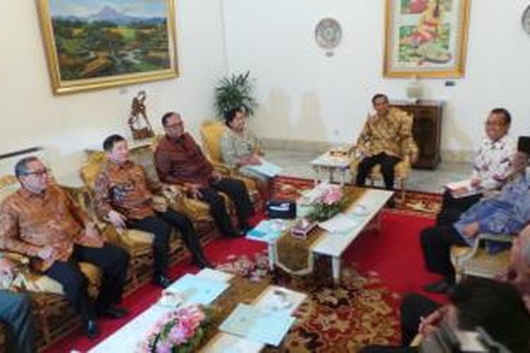 Presiden Joko Widodo saat rapat bersama Dewan Pertimbangan Presiden, di Istana Merdeka, Jakarta, Rabu (28/1/2015).