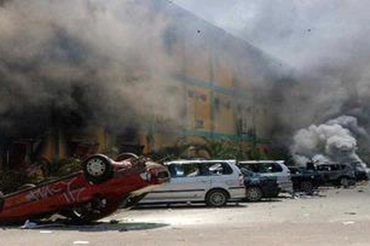 Puing mobil serta gudang yang dibakar massa dari buruh galangan kapal PT Drydocks World Graha di Tanjung Uncang, Batam, Kamis (22/4/2010).