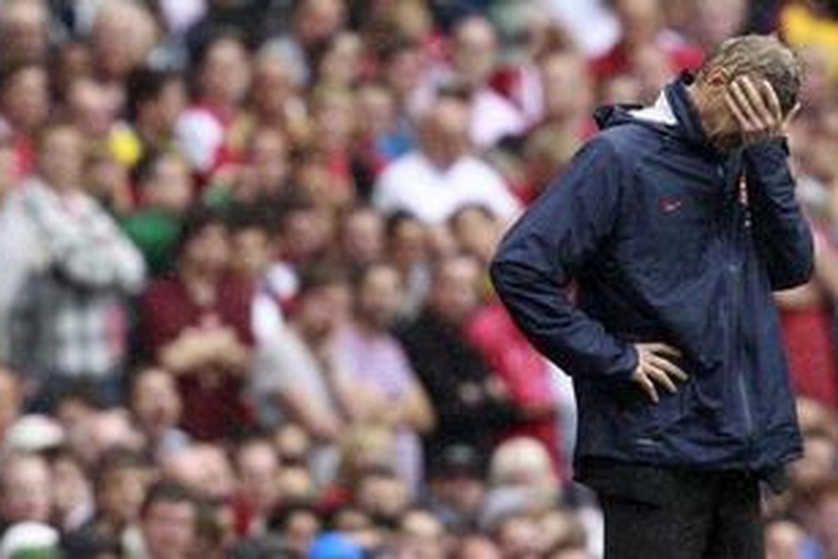 Salah satu kspresi Manajer Arsenal, Arsene Wenger, pada pertandingan Premier League melawan Liverpool, di Emirates, Sabtu (20/8/2011).