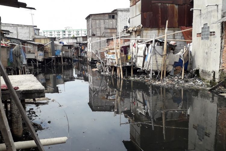 Kondisi Kali Gendong di Muara Baru yang baru dibersihkan petugas UPK Badan Air, Jumat (30/11/2018).