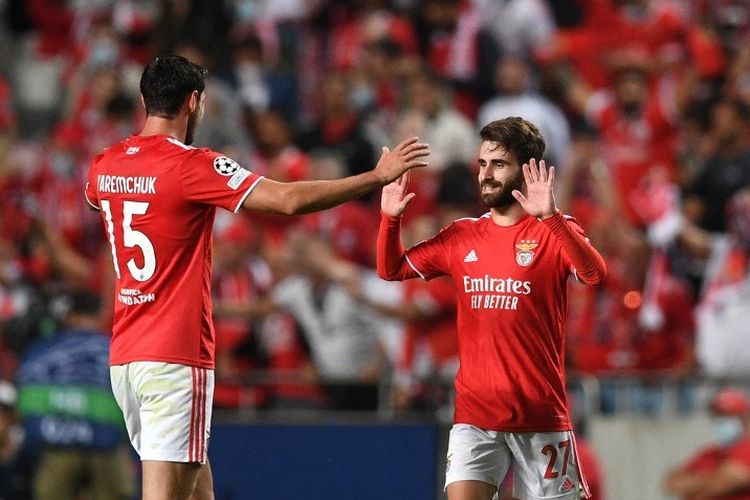 Penyerang Benfica Rafa Silva merayakan gol pada kemenangan 3-0 atas Barcelona pada laga Grup E Liga Champions, Kamis (30/9/2021) dini hari WIB.