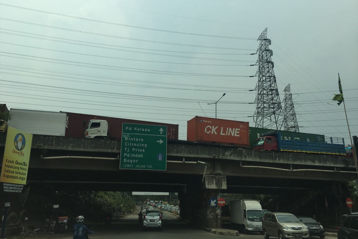 Jalan KH Noer Ali atau Kalimalang Bekasi nampak padat imbas jalan Tol Jakarta-Cikampek dan JORR macet yang disebabkan insiden crane jatuh di tol, Bekasi, Kamis (16/11/2017).