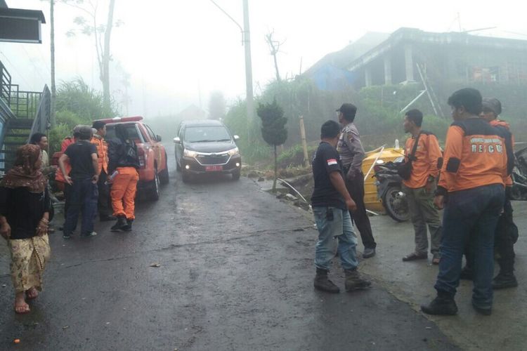 Para relawan berkumpul di Basecamp Barameru di Selo, Boyolali, Jawa Tengah, Kamis (14/12/2017).