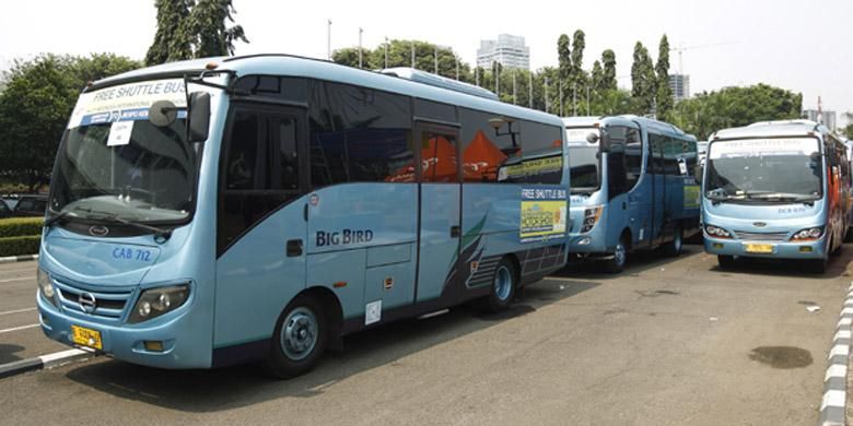 Shuttle Bus di IIMS, siap mengantar-jemput pengunjung di berbagai spot.