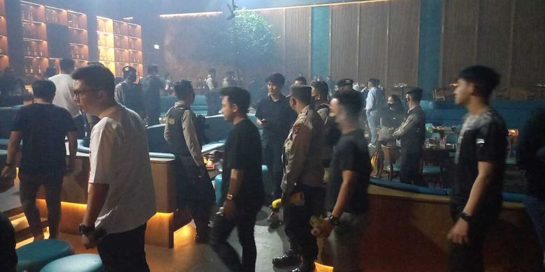 Polrrstabes Palembang melakukan razia di tempat hiburan malam Holywings, Sabtu (26/6/2022). Para pengunjung dibubarkan petugas karena menimbulkan kerumunan