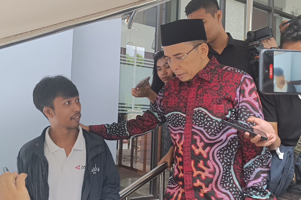 TGB M Zainul Majdi usai menjalani pemeriksaan di Kejati NTB, Selasa (6/5/2025).