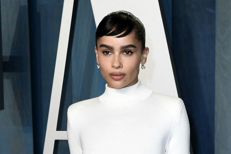 US actress Zoe Kravitz attends the 2022 Vanity Fair Oscar Party following the 94th Oscars at the The Wallis Annenberg Center for the Performing Arts in Beverly Hills, California on March 27, 2022. (Photo by Patrick T. FALLON / AFP) Kabar pertunangan Harry Styles dan Zoë Kravitz mencuat setelah aktris tersebut terlihat mengenakan cincin berlian, memperkuat dugaan hubungan mereka kini semakin serius.