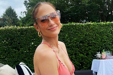 Rayakan Kemerdekaan, Jennifer Lopez Nonton Kembang Api Berbalut Bikini One Piece