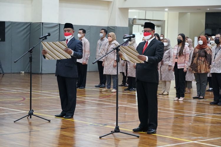 Ketua Komisi Pemberantasan Korupsi (KPK) Firlli Bahurli melantik Deputi Pendidikan dan Peran Serta Masyarakat Wawan Wardhiana dan Deputi Bidang Koordinasi dan Supervisi Didik Agung Widjanarko. Pelantikan digelar di Aula Juang Gedung Merah Putih KPK, Jakarta, Jumat (8/7/2022).