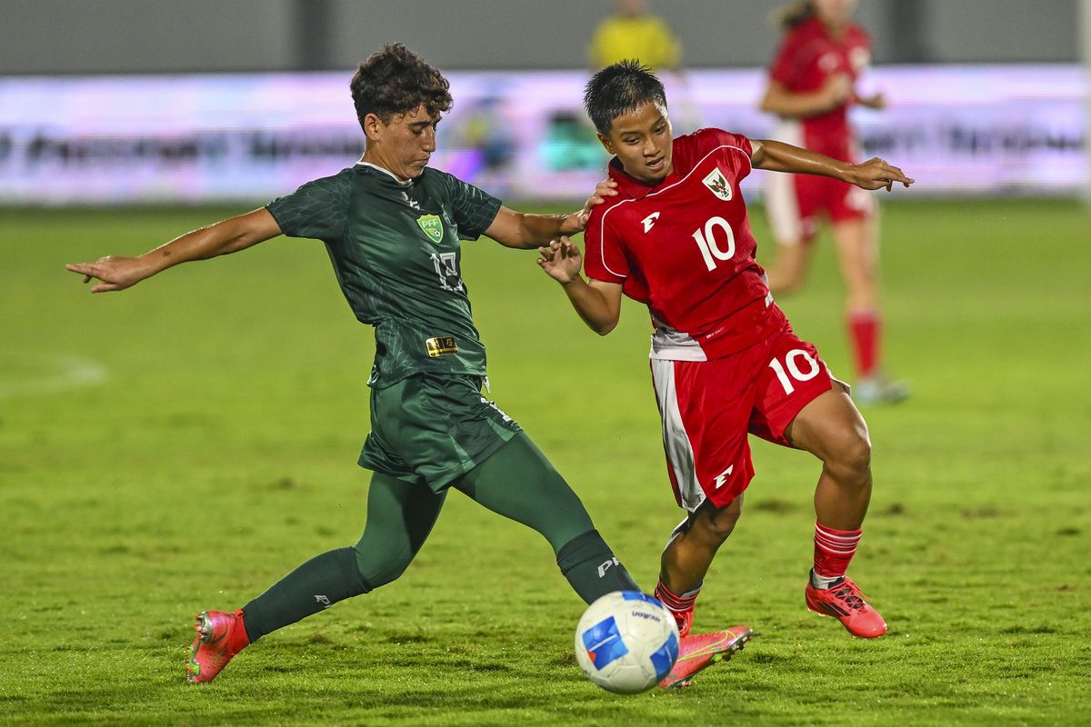 Pesepak bola Timnas Putri Indonesia Sheva Imut Furyzcha (kanan) berusaha melewati hadangan pesepak bola Timnas Putri Pakistan Anmool Hira (kiri) saat pertandingan kualifikasi Piala Asia Wanita 2026 Grup D di Stadion Indomilk Arena, Kabupaten Tangerang, Banten, Rabu (2/7/2025). ANTARA FOTO/Galih Pradipta/bar