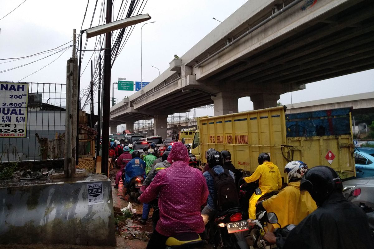 Kemacetan parah pinggir tol Becakayu Kalimalang