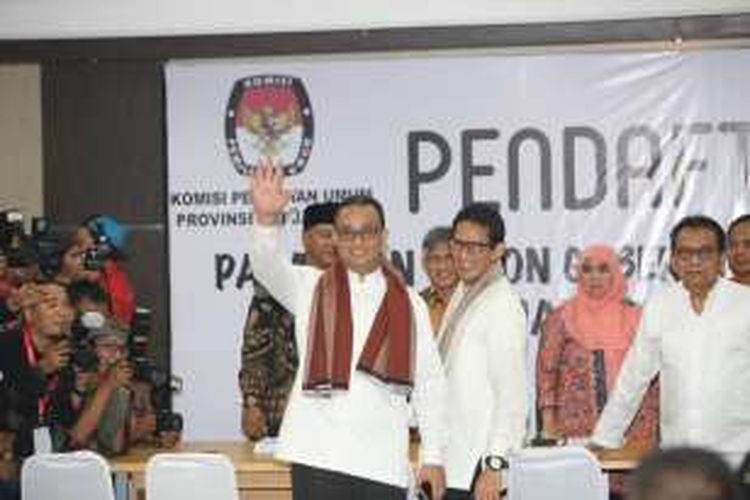 Anies Baswedan dan Sandiaga Uno diabadikan saat mendaftar di KPU DKI Jakarta, Jumat (23/9/2016). Anies dan Sandiaga resmi mendaftarkan diri sebagai pasangan bakal cagub dan cawagub Pilkada DKI Jakarta, setelah diusung oleh Partai Gerindra dan Partai Keadilan Sejahtera.
