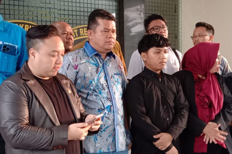 Okta (baju hitam) setelah menjalani pemeriksaan di Markas Kepolisian Daerah Jawa Barat, Selasa (11/6/2024). Okta merupakan salah satu saksi yang juga diperiksa polisi untuk kasus pembunuhan Vina dan Eky pada 2016.
