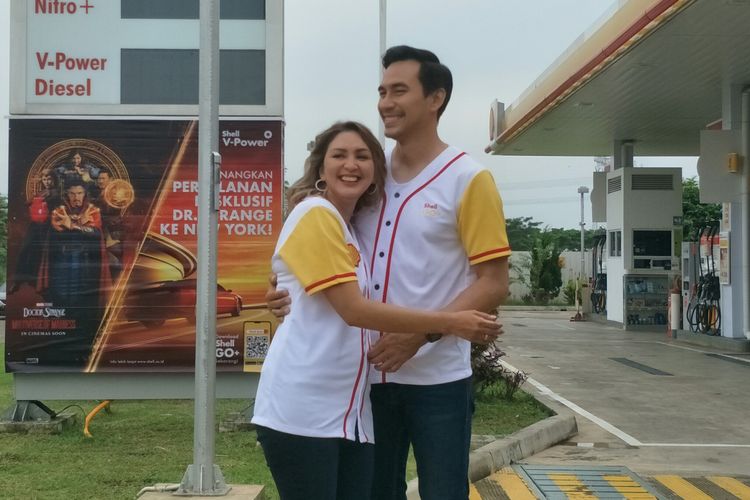 Pasangan artis Donna Agnesia dan Darius Sinathrya ditemui di salah satu SPBU asing di kawasan Gading Serpong, Kamis (21/4/2022).