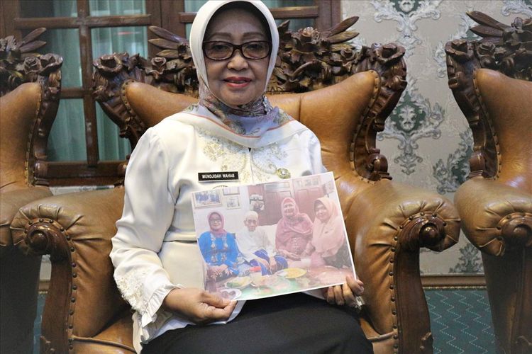Mundjidah Wahab, putri pendiri Nahdlatul Ulama (NU) KH. Abdul Wahab Chasbullah, saat ditemui di rumah Dinas Bupati Jombang, Rabu (7/8/2019). Dia menunjukkan foto kenangan saat berkunjung ke rumah KH. Maimun Zubair, seusai lebaran Idul Fitri lalu.